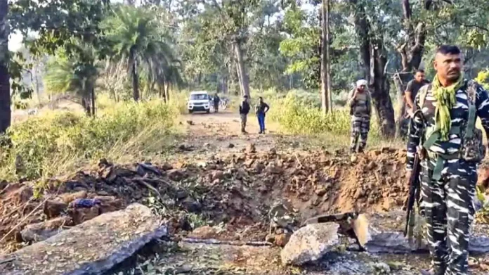 Naxals in Chhattisgarh Blow up a Vehicle , Killing 8 Jawans